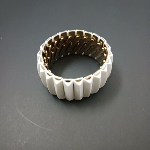 Signed Vintage Monet Braclet,white, Gold Tone. - Picture 1 of 4